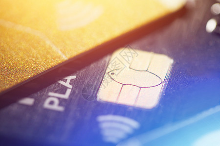 使用信用卡 无接触付款的低关键宏观镜头交易现金塑料芯片银行帐户借方取款机安全蓝色银行卡高清图片素材