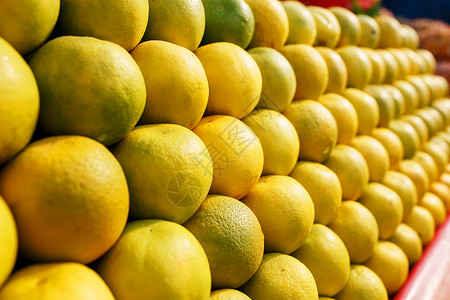 鲁梅利市场上整个屏幕上一串黄熟 甜的黄线 利梅和柠檬背景 当地农民新鲜有机柠檬和石灰营养青柠果汁杂货店收成销售蔬菜热带店铺展示背景