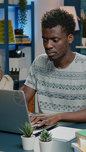 非洲族裔商务人士使用笔记本电脑进行在线远程工作 7教育工具商业企业家微笑房子工人职场自由职业者办公室背景