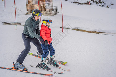 教练型父母男孩在冬季的山坡上学习滑雪 训练和听滑雪教练讲课椅子教学滑雪者讲师运动游客队列孩子头盔假期背景