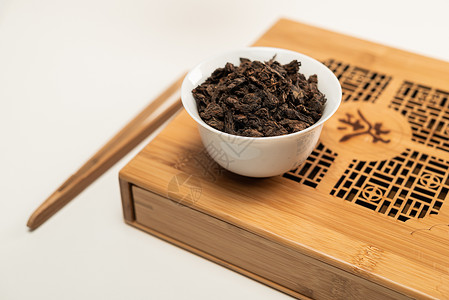 加瓦尼茶桌上的茶桌上茶壶黑色草本传统药品红色沸腾礼仪杯子多叶背景图片