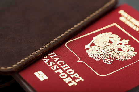 黑色背景带红色护照的棕色皮革封面插图游客公民假期签证旅游旅行身份移民卡片背景图片