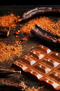 黑色背景的卡萝布巧克力棒的豆子高清图片