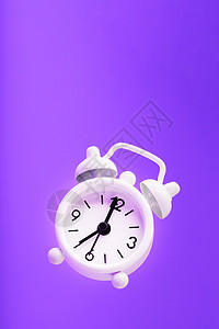 在紫色背景的悬浮中 白复古风格闹钟唤醒粉色时间小时警报倒数黑色警告时钟模拟背景图片