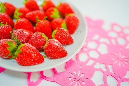 冻草莓和白菜樱花食物种子背景水果盘子鲑鱼糖果红色背景图片