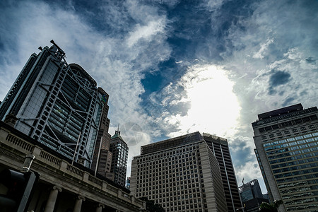 香港建筑和云天摩天大楼城市多云街景天气商业工作旅游景观机构背景图片