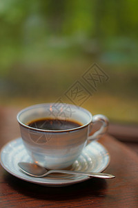 咖啡放在窗边的桌子上雨天零食咖啡杯休闲雨季窗户杯子毛毡时间时光背景图片