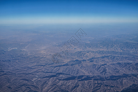 从飞机上可以看到的中国山地地带 6晴天天空景色地标旅行建筑直升机照片蓝天航空背景图片
