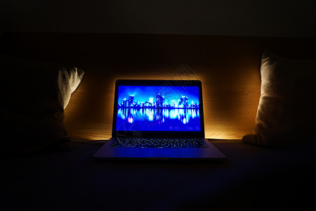 个人电脑和间接照明枕头房子商业住宅配饰桌子房间卧室软垫键盘背景图片
