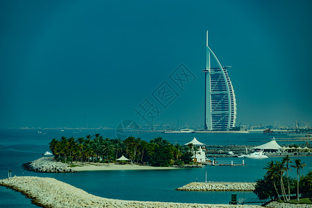 阿拉伯和迪拜市风景海洋建筑蓝天奢华天空摩天大楼酒店背景图片