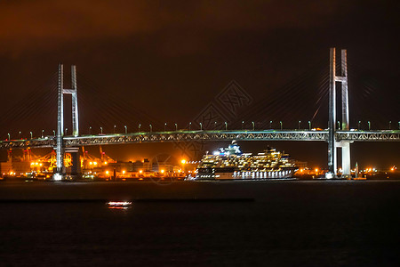 横滨湾桥和名人千年夜景厂区螺旋港口城市血管客船海岸植物组合器背景图片