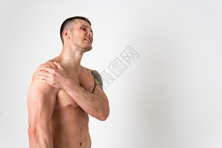 白人男性肩关节肌肉酸痛 背景酸痛 背痛 男性健康压力大 手持 坚持腰椎疗法 问题受宠背景图片