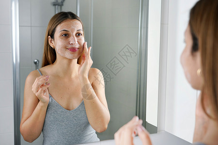 酸碱度年轻的护肤程序 脱皮解决方案 面部去角质 化学换肤 面部护理 洗脸去角质磨砂皂女人用护肤清洁产品洗脸背景