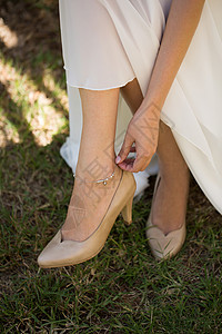 新娘在她的腿上贴了结婚装饰高清图片