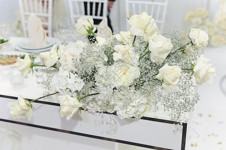 在餐厅的宴席上 白着白色的织花装饰餐饮桌子盘子婚姻椅子装饰品花瓶用餐接待食物背景图片
