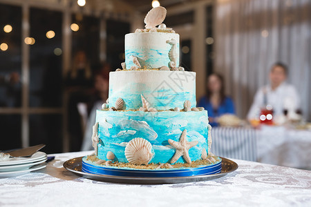 在航海风格的婚礼上为新婚夫妇准备的漂亮婚礼蛋糕 宴会上的生日蛋糕背景图片