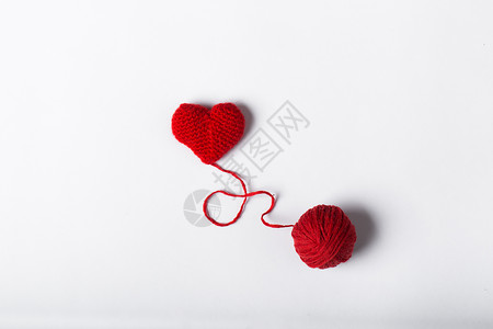 克罗心白色背景的羊毛球和心脏形状 心型羊毛线 爱克罗切特艺术钩针纺织品爱好热情线索材料手工浪漫针织背景