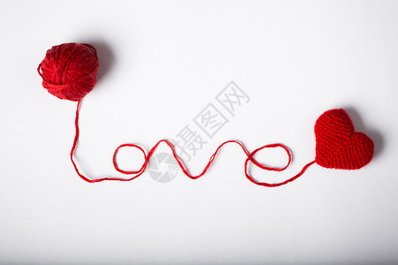 白色背景的羊毛球和心脏形状 心型羊毛线 爱克罗切特钩针纺织品织物纤维编织针织材料针线活线索艺术背景图片