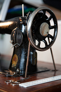 旧古董缝纫机 翻新裁缝车间高清图片