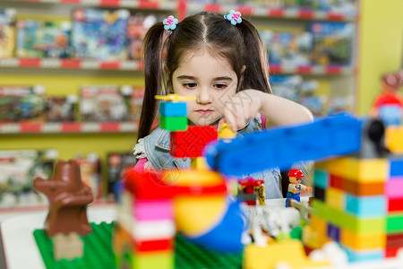 游戏砖头素材小女孩在商店里玩建筑砖头的游戏女孩动物园房间游戏室积木玩具孩子学校动物幼儿园背景