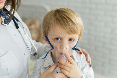 吸入面罩医生用吸入器面罩对哮喘吸入治疗小男孩进行药物吸入治疗男生孩子攻击婴儿咳嗽治愈儿科药品过敏医院背景