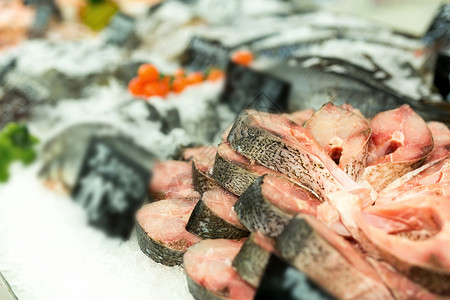 准备在超市出售的原始鱼店铺鳟鱼摊位产品鲢鱼鲫鱼烹饪展示牛扒美食背景图片
