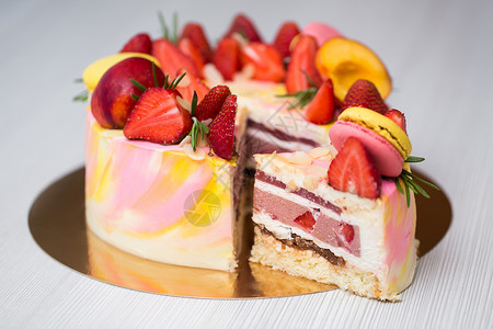 桃子蛋糕蛋糕黄色和粉红色斑点 草莓 桃子 蛋白杏仁饼干 迷迭香 切蛋糕 一块蛋糕背景