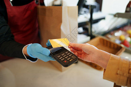 为购买过程支付信用卡的接近尾声 地址收据女性消费者借方食物职业柜台男人顾客杂货店安全的高清图片素材