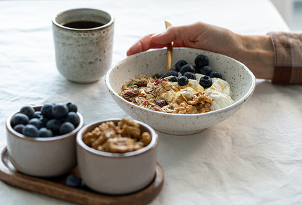 星期日科格尔吃健康生活方式早餐 在白桌上用面盘碗里加面包和酸奶吃美食背景
