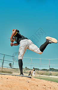 他全力以赴 一名年轻棒球运动员在户外比赛中投球的镜头背景图片