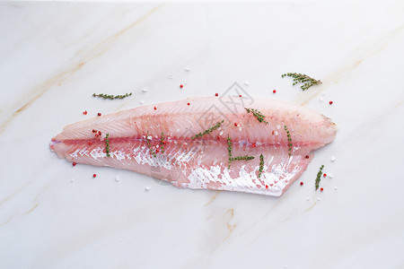 鲹科鱼大理石深褐色桌子上的新鲜鲜生小鱼片 顶端视图 特写背景