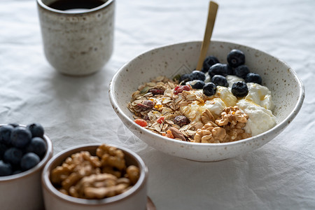 星期日科格尔健康生活方式早餐 在白桌背景的碗里加面粉和酸奶背景