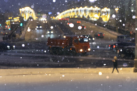 莫斯科市中心冬季暴风雪期间的动向背景