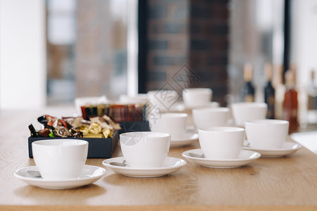飞碟透明素材白茶杯和盘子放在桌上的白茶杯飞碟制品早餐菜肴咖啡咖啡店桌子工作室陶瓷厨房背景