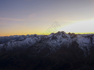 日落时山和雪河谷的Val Senales全景滑雪板推介会岩石假期旅行天堂森林图书冰川天空背景图片