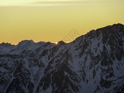 日落时山和雪河谷的Val Senales全景仙境滑雪板文化冰川森林图书馆天堂岩石天空元老院背景图片