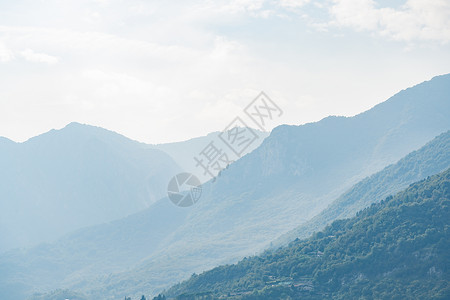 瓦伦纳意大利Como湖附近全景大山地貌森林大肠杆菌高山村庄地标冰川小路环境阴霾旅游背景