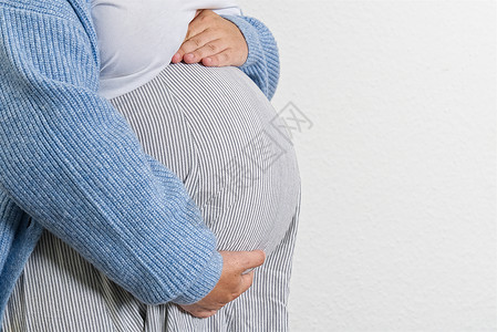 安居客怀孕 孕产 准备和期望概念 在床上坐在家里的孕妇可以安居乐业肚子母亲产妇女性生活身体父母家庭男友女士背景
