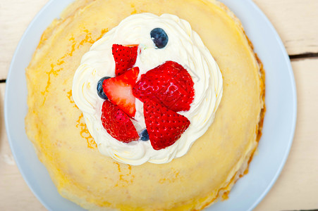 Crepe 煎饼蛋糕图层面包奶油美食水果营养红色煎饼糕点白色背景图片