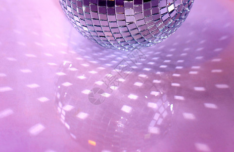 紫镜球庆典夜生活装饰品反射玻璃舞蹈音乐夜店紫色微光背景图片