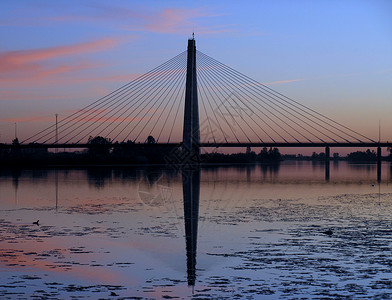 江上桥的日落图片