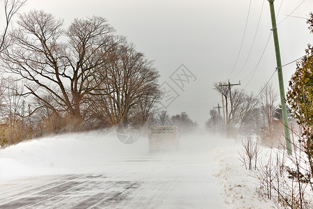 加拿大安大略省一条乡村公路上的  雪壳  条件状况风暴危险痕迹风景漂移环境天气旅行车道背景图片