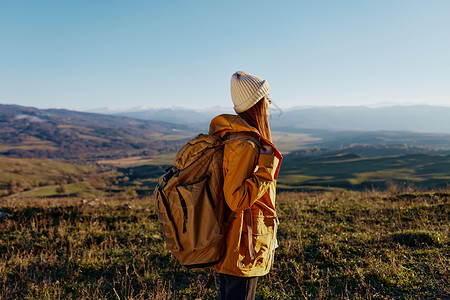 欣赏山地风景的女旅行者 自然生活方式图片