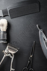 黑色灰尘表面是古老的理发师工具 旧的手工剪发机梳子剃须刷刮胡刀毛剪剪剪刀背景图片