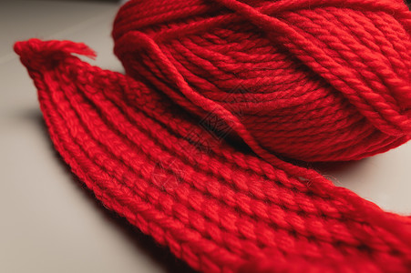 紧贴一整块羊毛 紧靠在一根纱布球旁针线活爱好工艺缝纫细绳编织产品材料纺织品工作背景图片