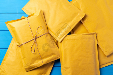 一大堆黄色纸信封 顶级风景团体服务邮件物流包装办公室邮政命令盒子空白背景图片
