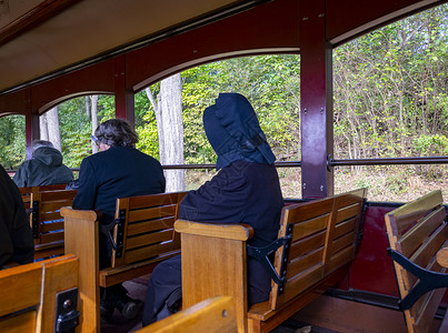 Amish人乘坐一辆露天航空车乘火车越野高清图片