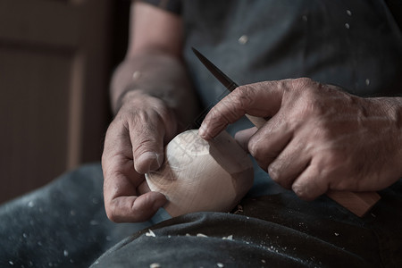 手用木头雕刻杯子 用凿子特写 木制车间 木制厨具的制作过程商业勺子活动工艺工具木制品手工木材木匠创造力背景图片