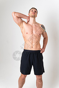 白人背景男性的颈部肌肉受伤 背部受伤 男性按摩疾病表情抱腰病 低患难看背景图片