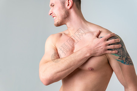 白人背景疼痛的白人肩关节肌肉酸痛 病夫背景成人 疾病持有 摸着腰椎病 背受诱人背景图片
